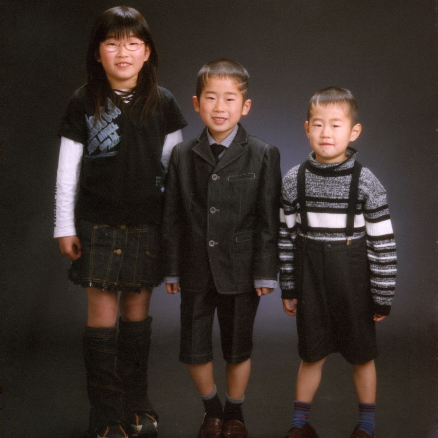 姉弟3人写し真ん中お兄ちゃん入学記念