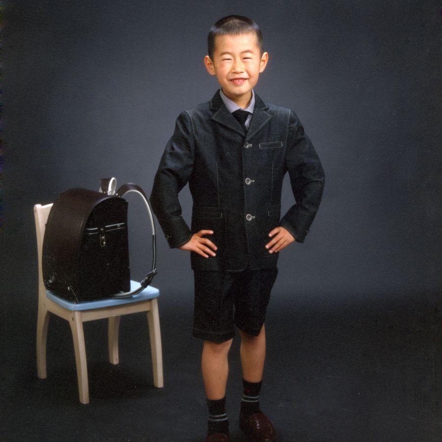 弟 入学記念写真 後にランドセル