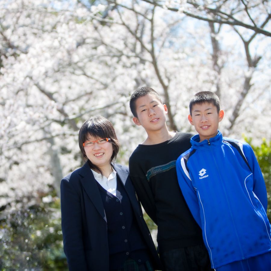 姉弟3人写し　桜の前で