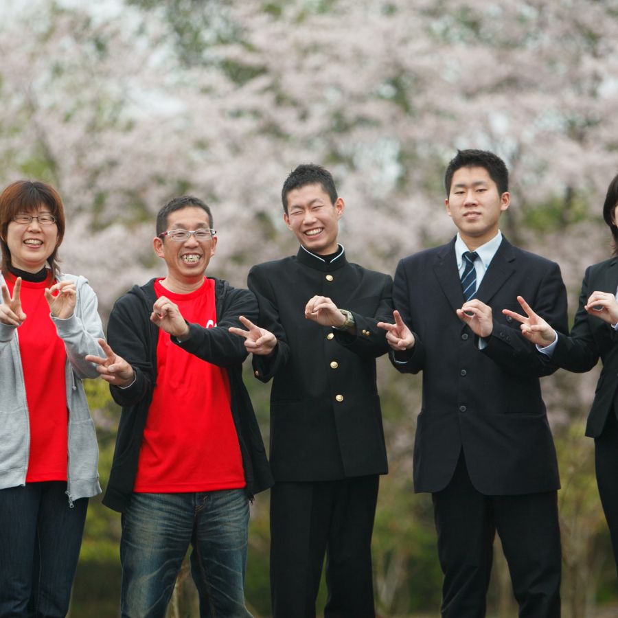 家族5人写し桜の木の前で 結婚20周年記念