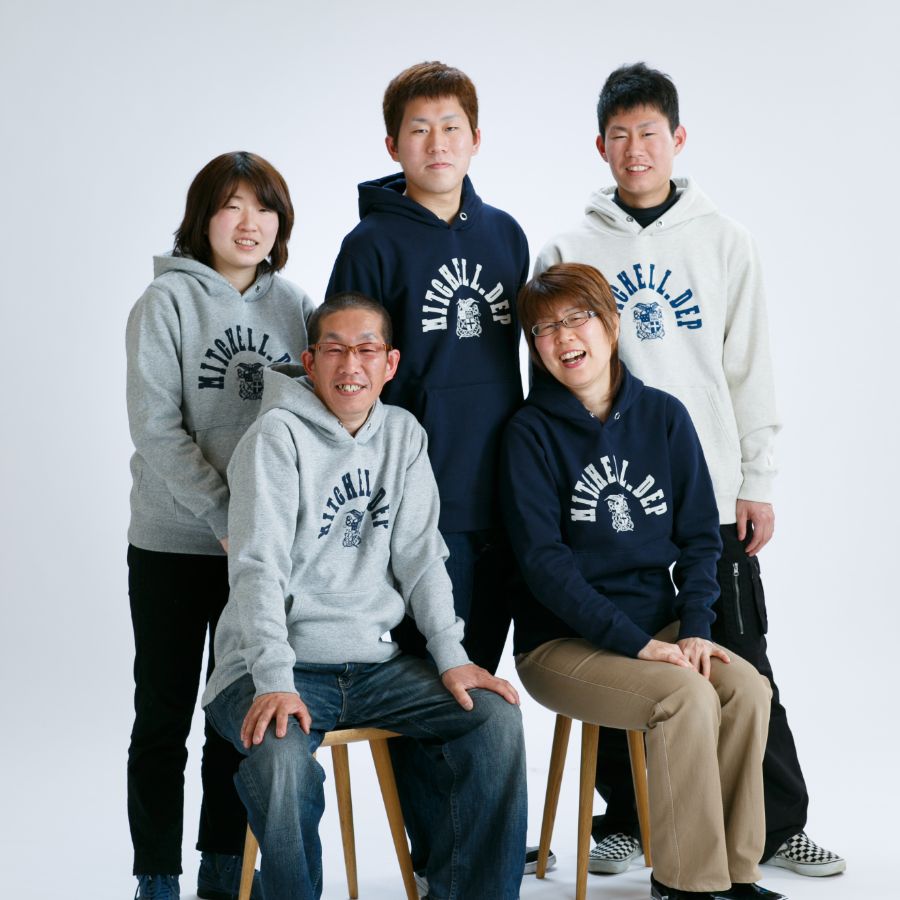 5人家族　全員お揃いのパーカーを着て　白バック