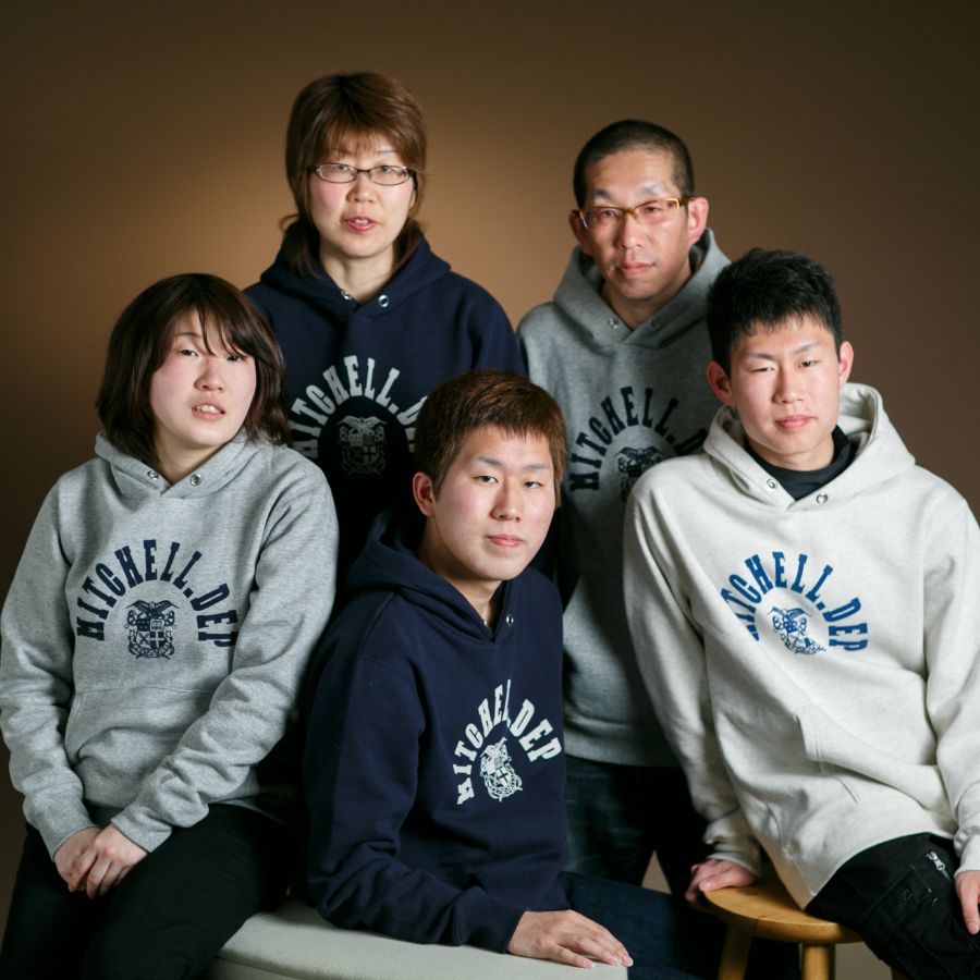 5人家族写真　全員お揃いのパーカーを着て　茶色バック