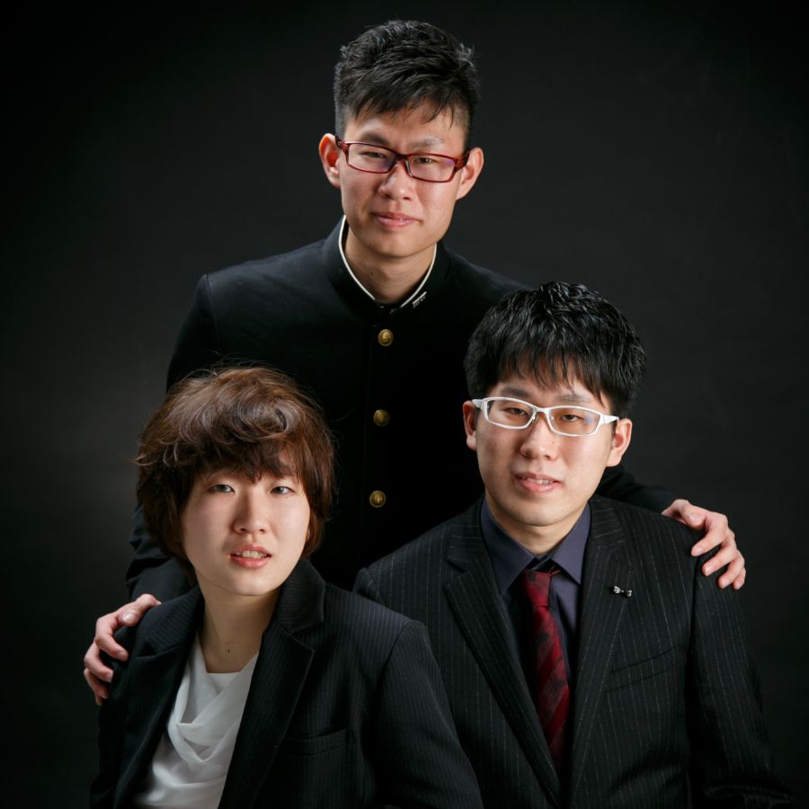 姉弟3人写し 黒バックで