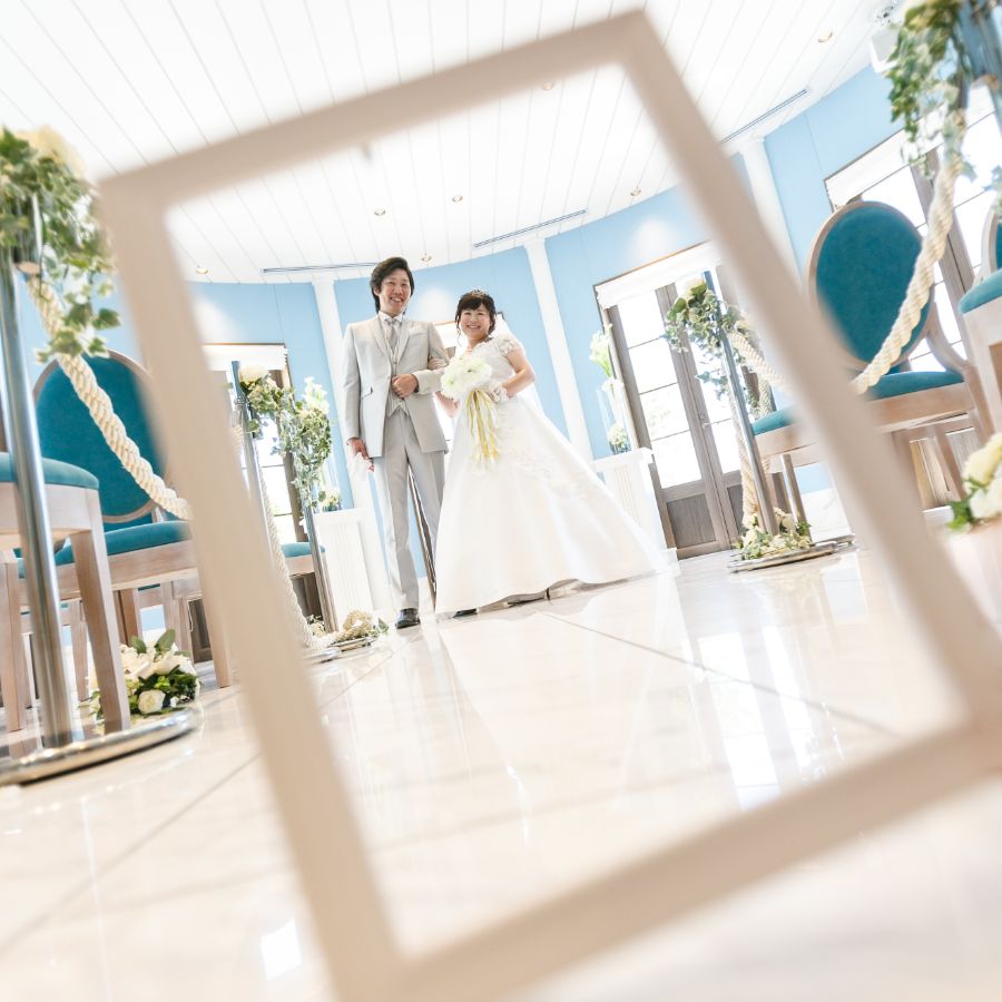 地中海バンケットにてウェディング白ドレスとタキシード二人写し　前に額