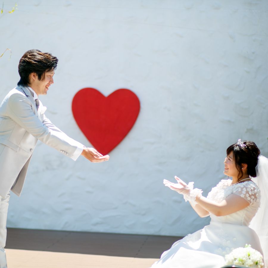 地中海村 新郎が新婦へハートをプレゼント