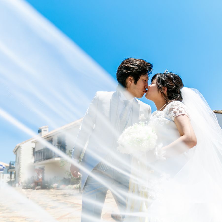 地中海村 新郎新婦キスシーン ベールが風になびきながら