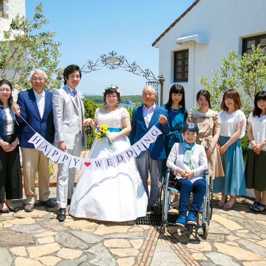 地中海村にてウェディング前撮りで10人集合写真