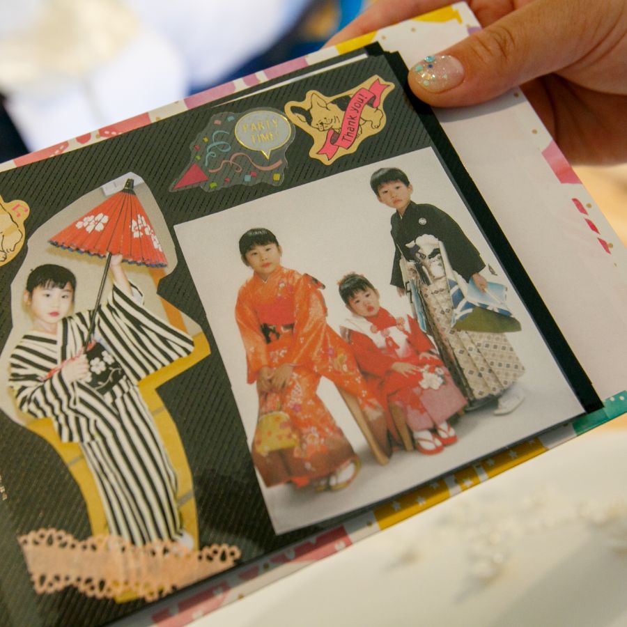 新婦の手作りアルバムの中に、当店が撮影した姉弟3人の七五三記念写真