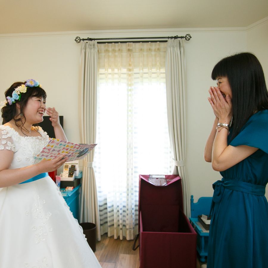 新婦がお母様へ感謝の手紙を読んでいる