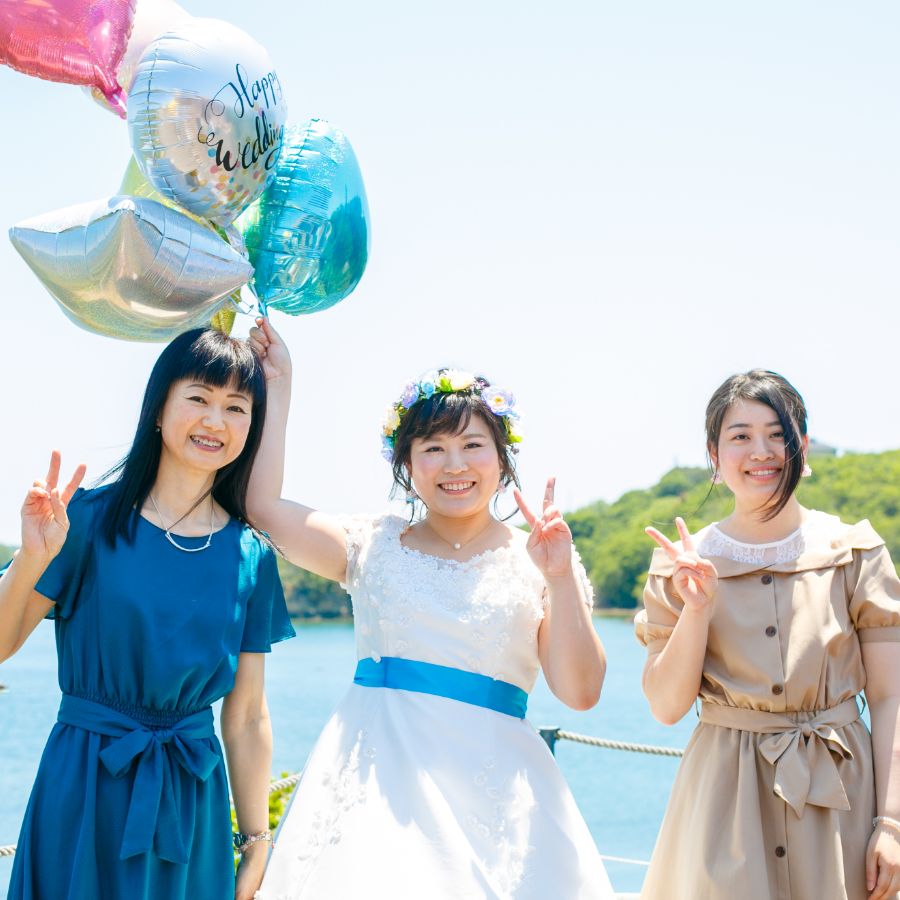 母姉妹3人で、新婦が風船を持っている