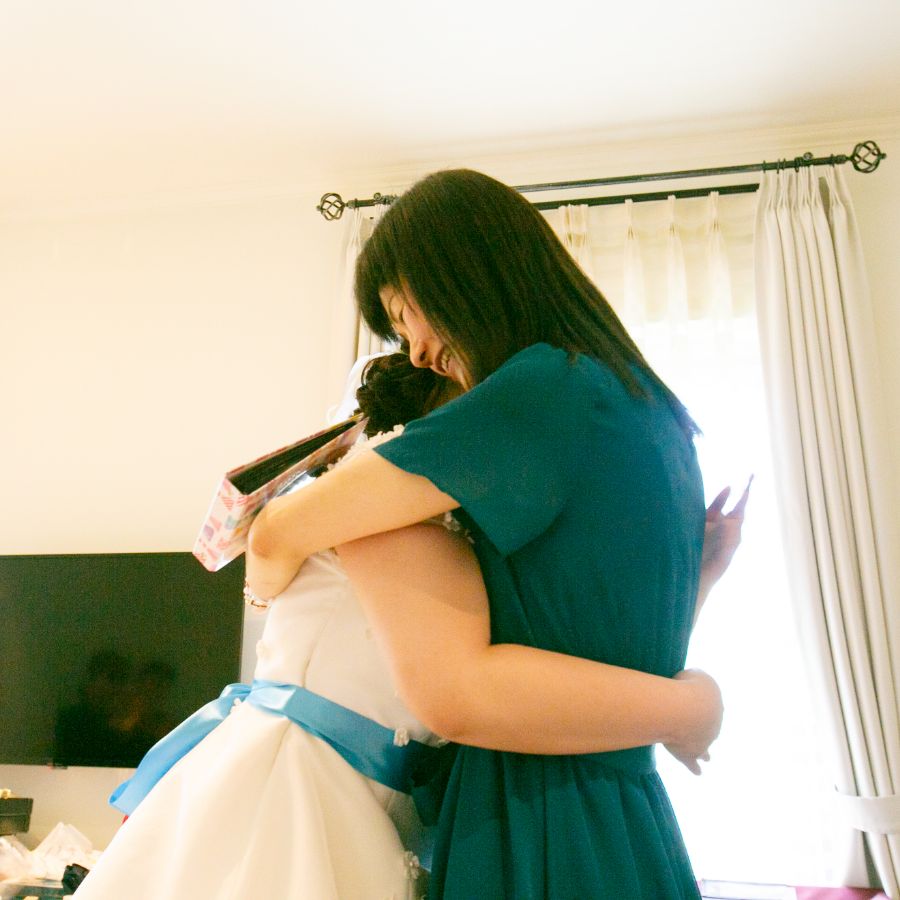 新婦と母が抱き合っている