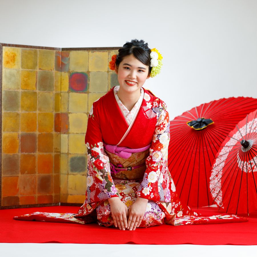 成人式前撮り　正座　赤い傘　屏風の前で