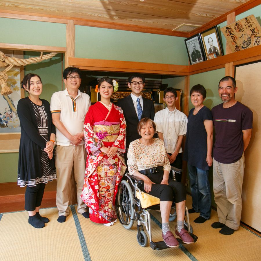 実家仏壇前で家族写真8人で