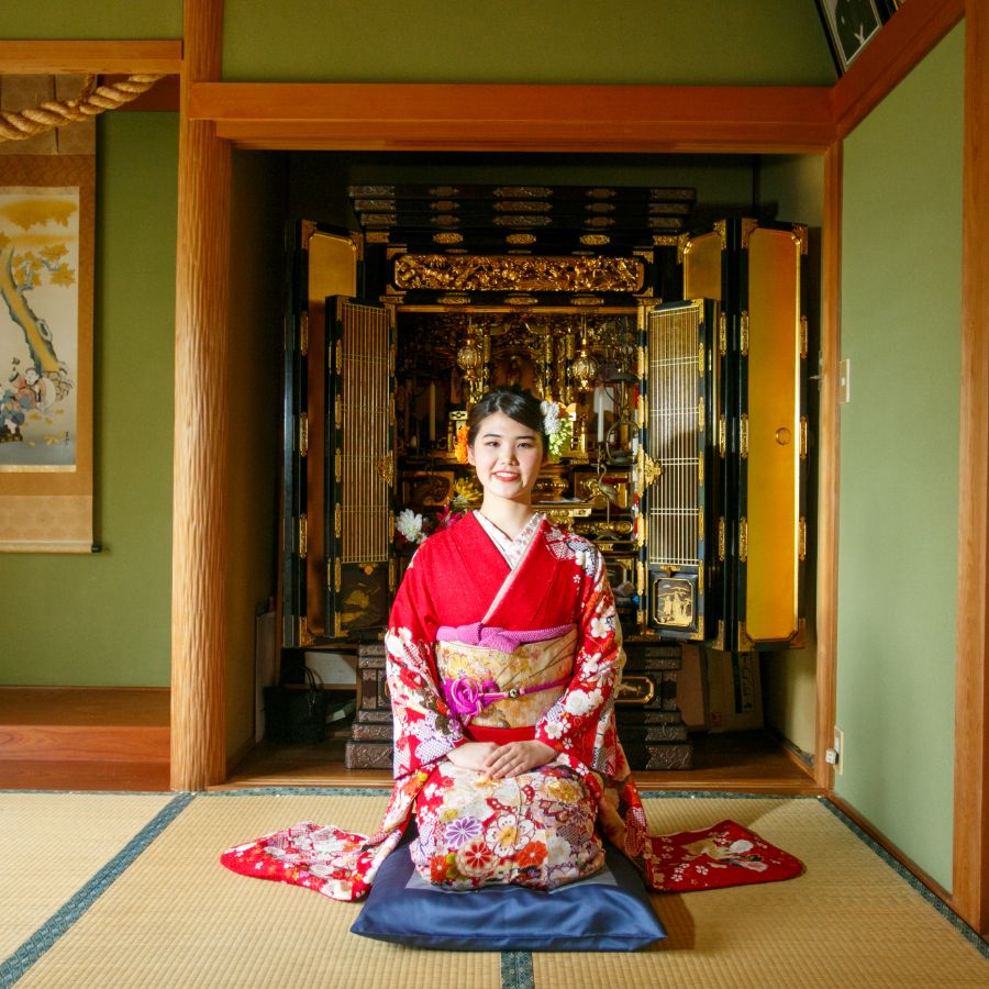 成人式前撮り 実家仏壇の前で正座