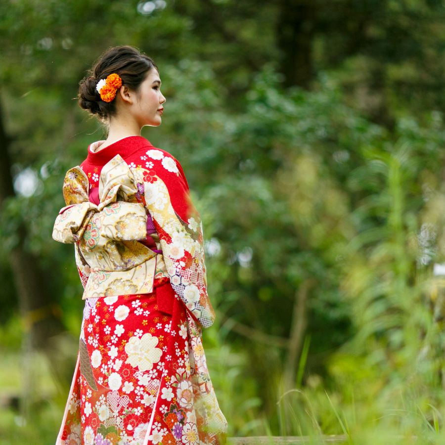阿児の松原で成人式前撮り 赤い振袖後ろ向き