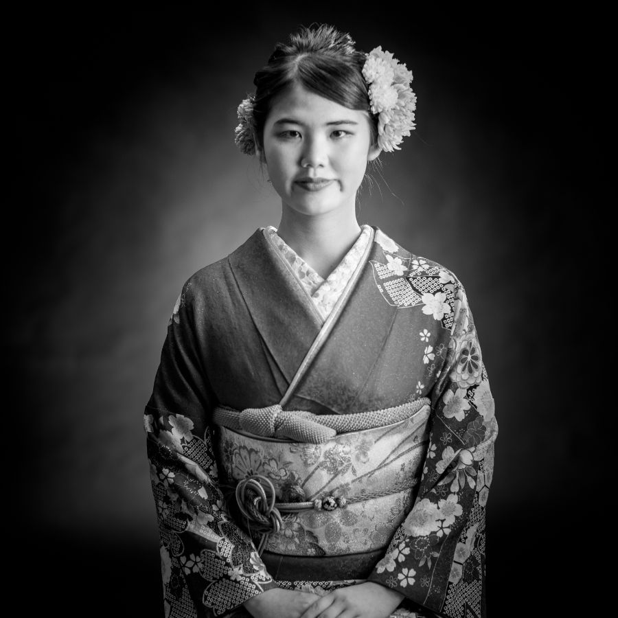 成人式前撮りモノクロで半身