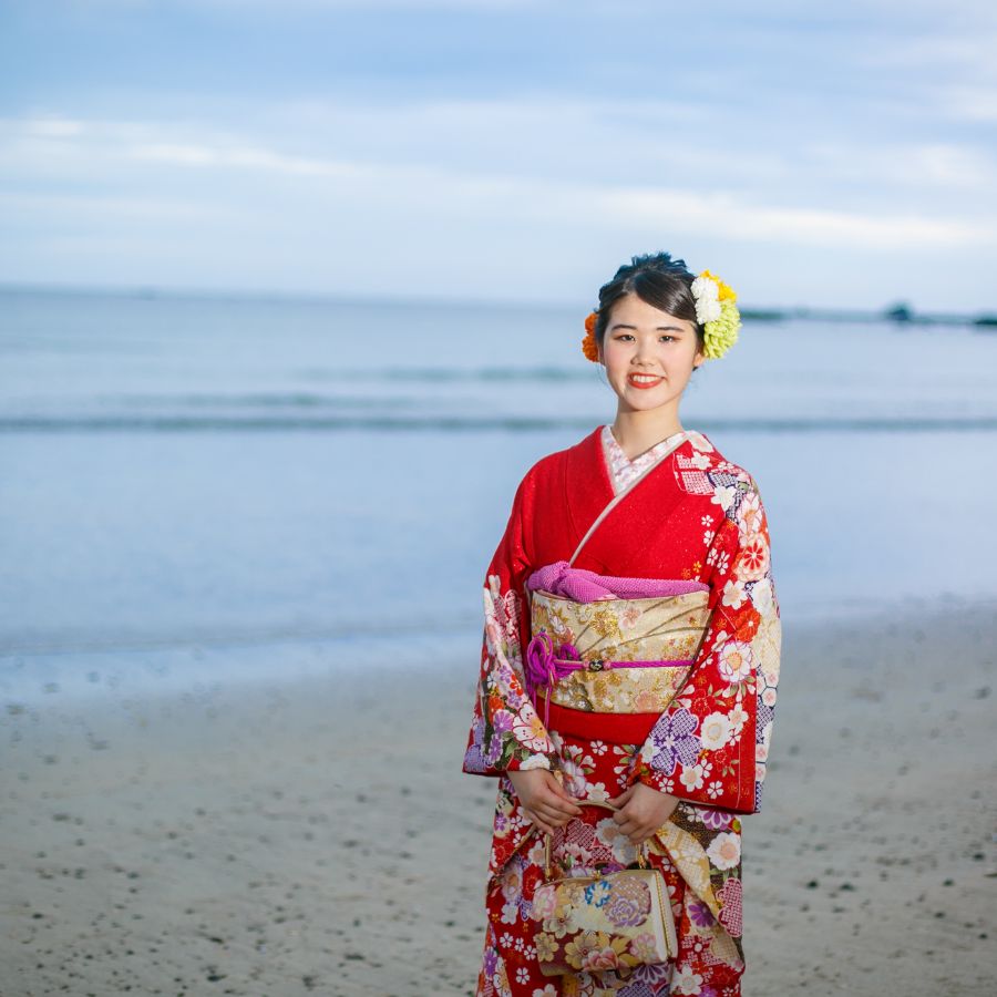 成人式前撮り　赤い振袖　海岸にて