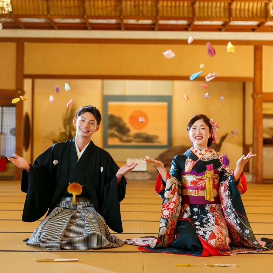 賓日館大広間にて 新郎新婦正座 折り鶴がまかれて