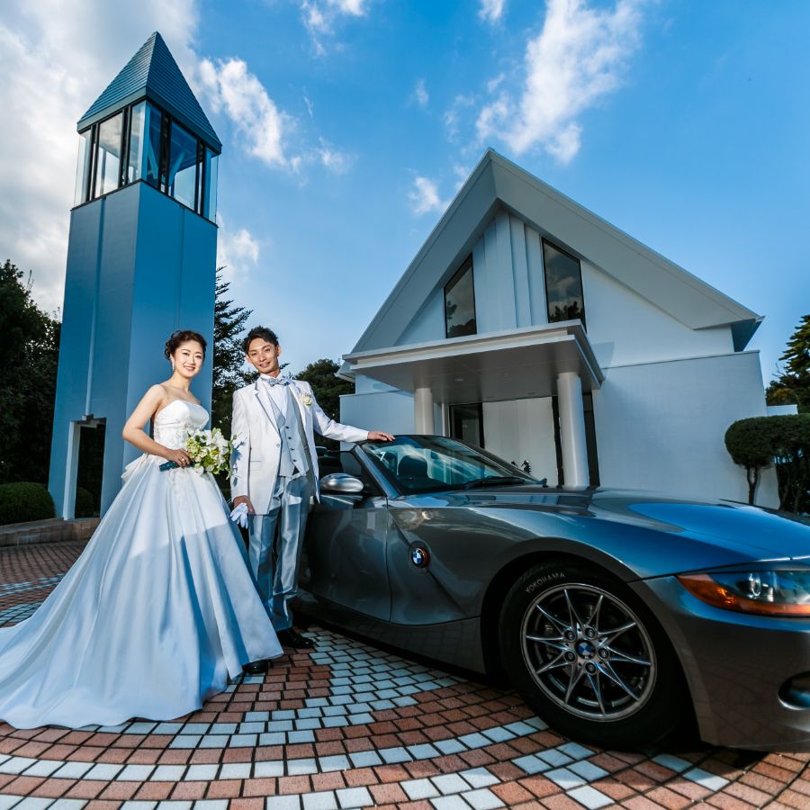 鳥羽国際ホテルチャペル前にて新郎の愛車とともに二人全身写し