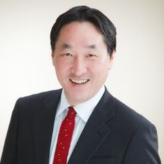 選挙用写真　男性　紺スーツ　赤ネクタイ　シルバーヘア