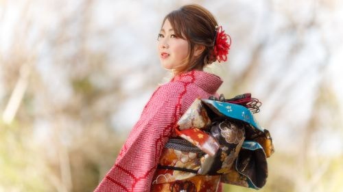 成人式振袖写真　ピンクの振袖　左斜め後ろから撮影している