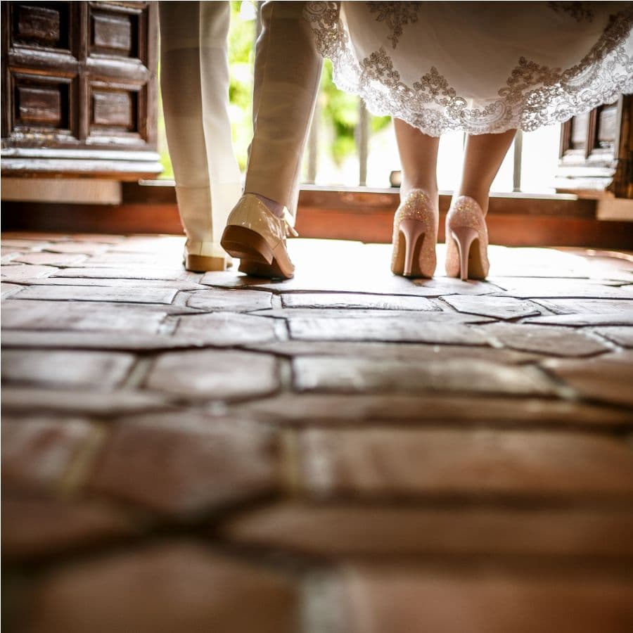 志摩地中海村にて新郎新婦の足元の写真