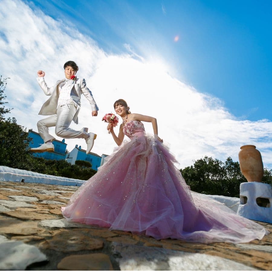 志摩地中海村にて結婚式写真。新郎がジャンプしている