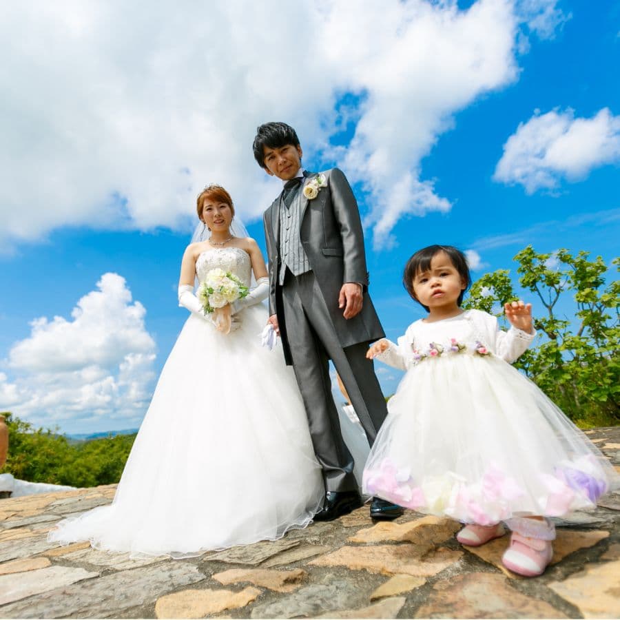 志摩地中海村にて新郎新婦と、その子供の三人写真