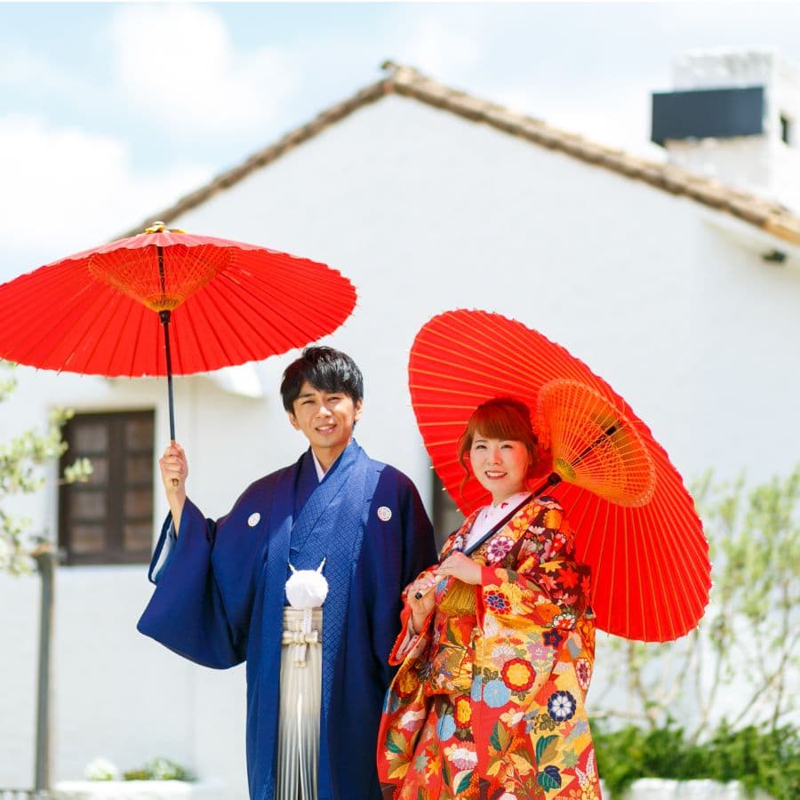志摩地中海村にて新郎新婦、和装ロケーション写真。赤い和傘を持って