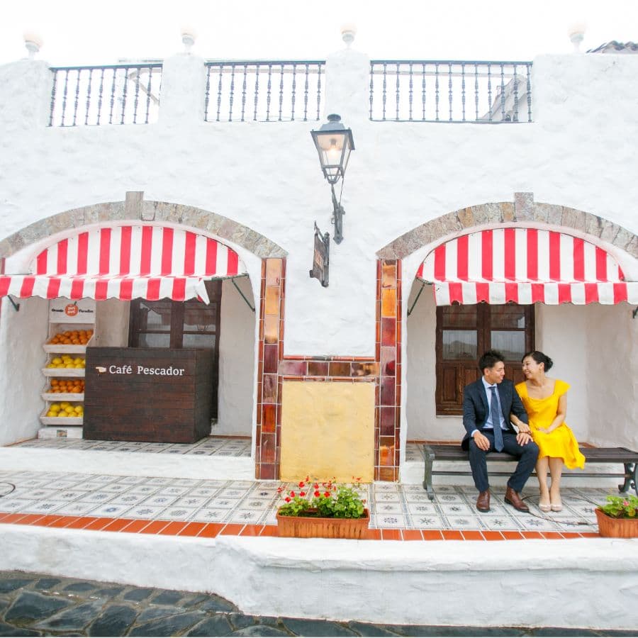 志摩地中海村にて新郎新婦がカフェのベンチで二人座っている