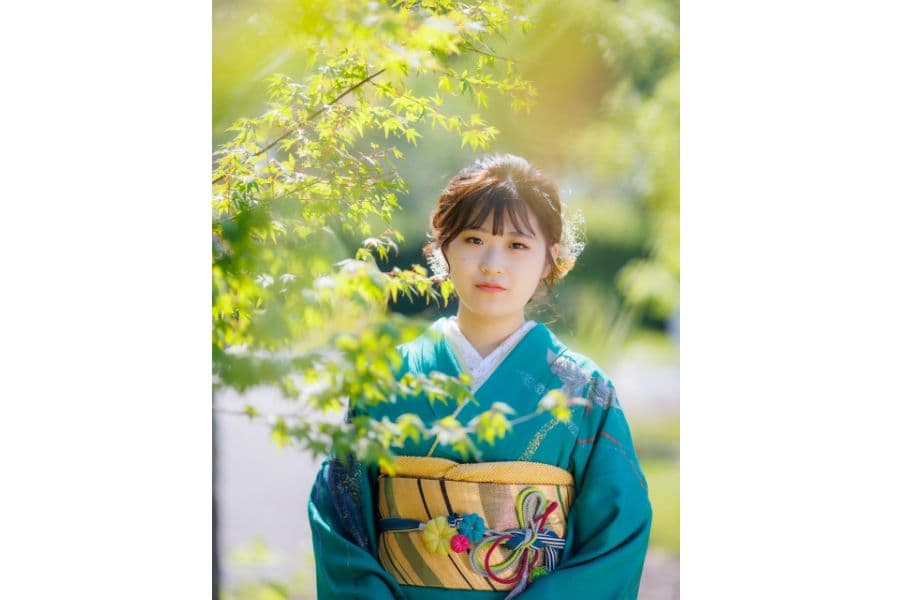 二十歳の記念前撮り　グリーンの振袖　半身　新緑の中で