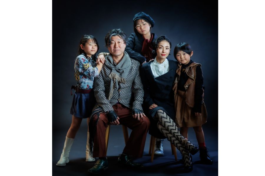 家族写真　5人家族　黒バックでかっこよく