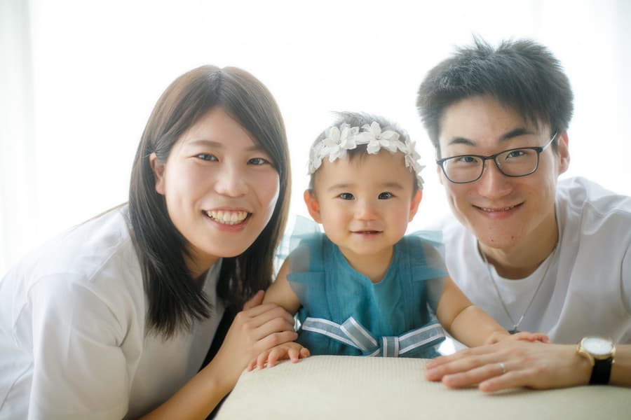 家族写真　パパとママと1歳の子供