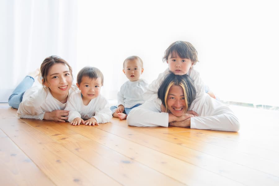 5人家族　みんな白とデニムでお揃い