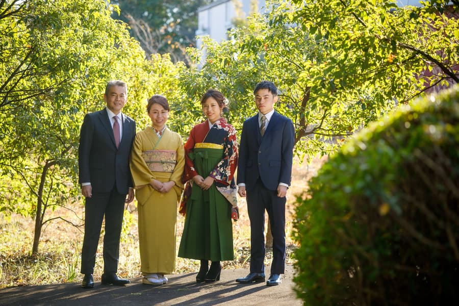 4人家族写真　お姉ちゃんが卒業記念袴