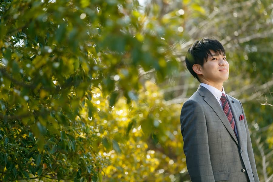 男性　二十歳の記念写真　ロケ　斜め上向き目線