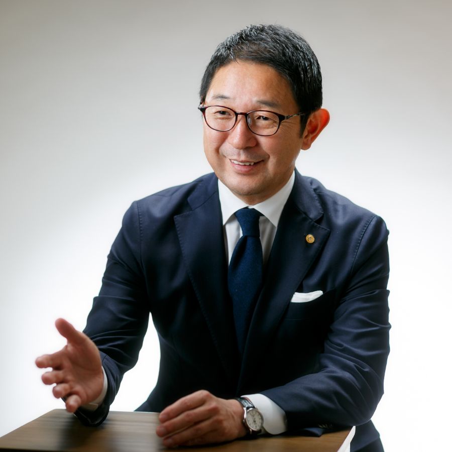 保険相談員のプロフィール写真　お話を聞いている