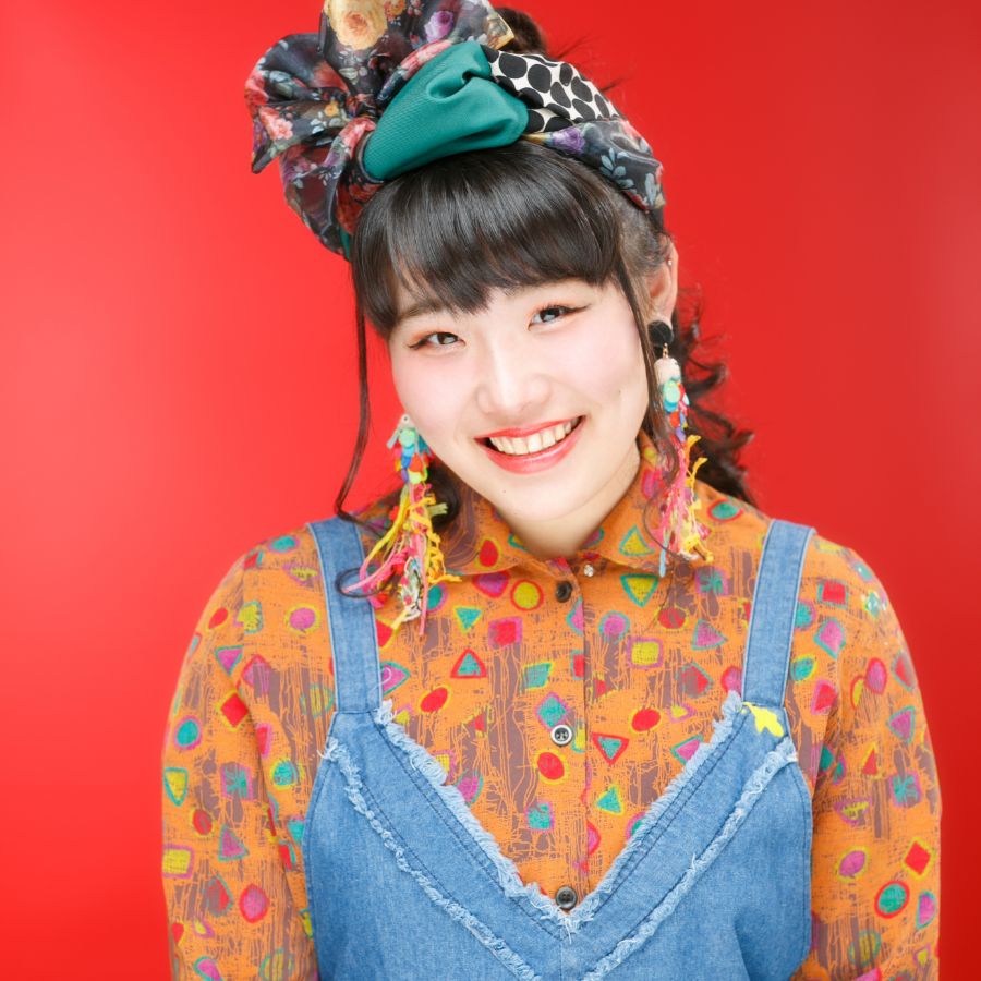 若い女の子のプロフィール写真 赤い背景