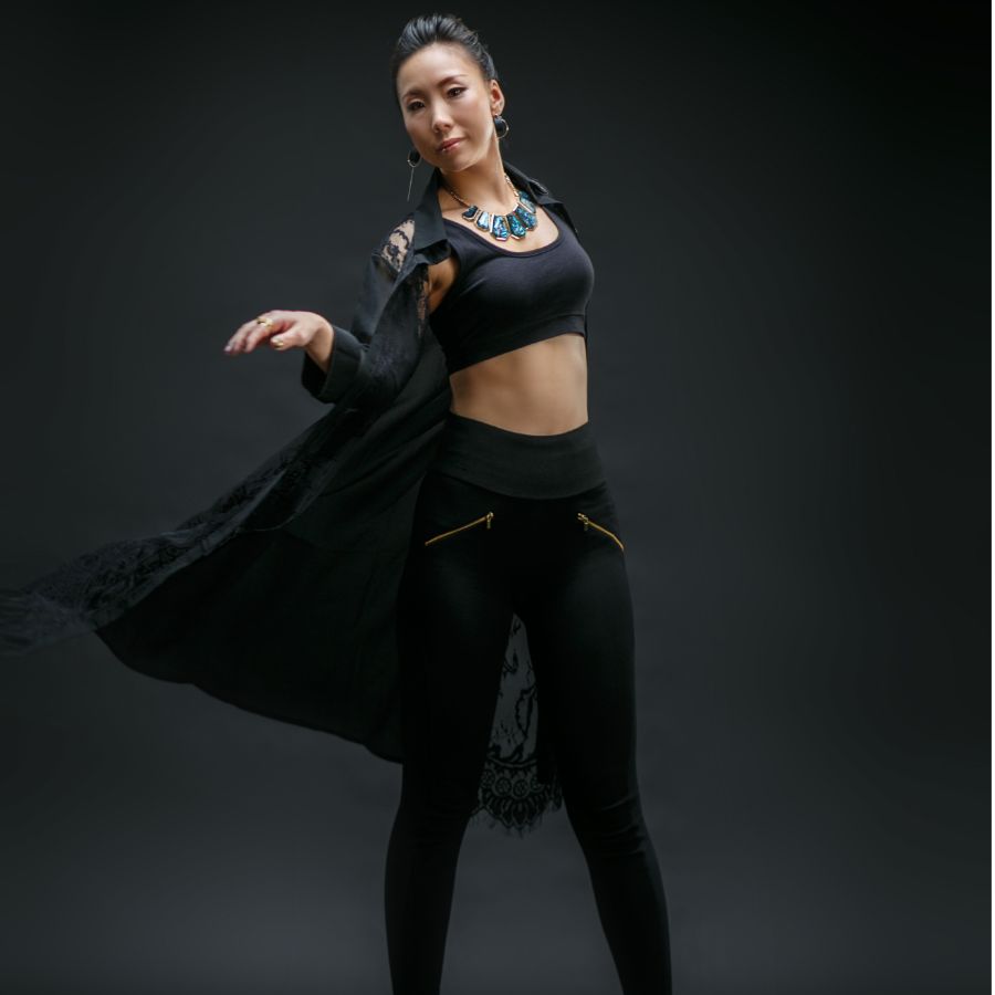 ダンサーのプロフィール写真　全身　踊っている