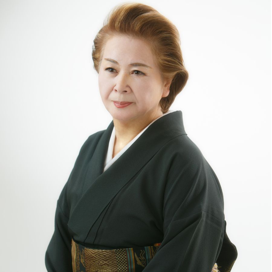 旅館女将のプロフィール写真　着物半身