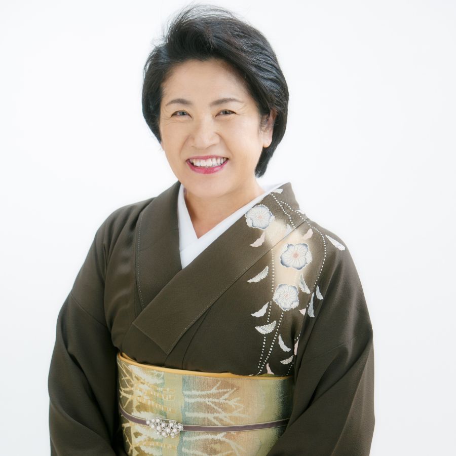 旅館女将のプロフィール写真　着物半身笑っている