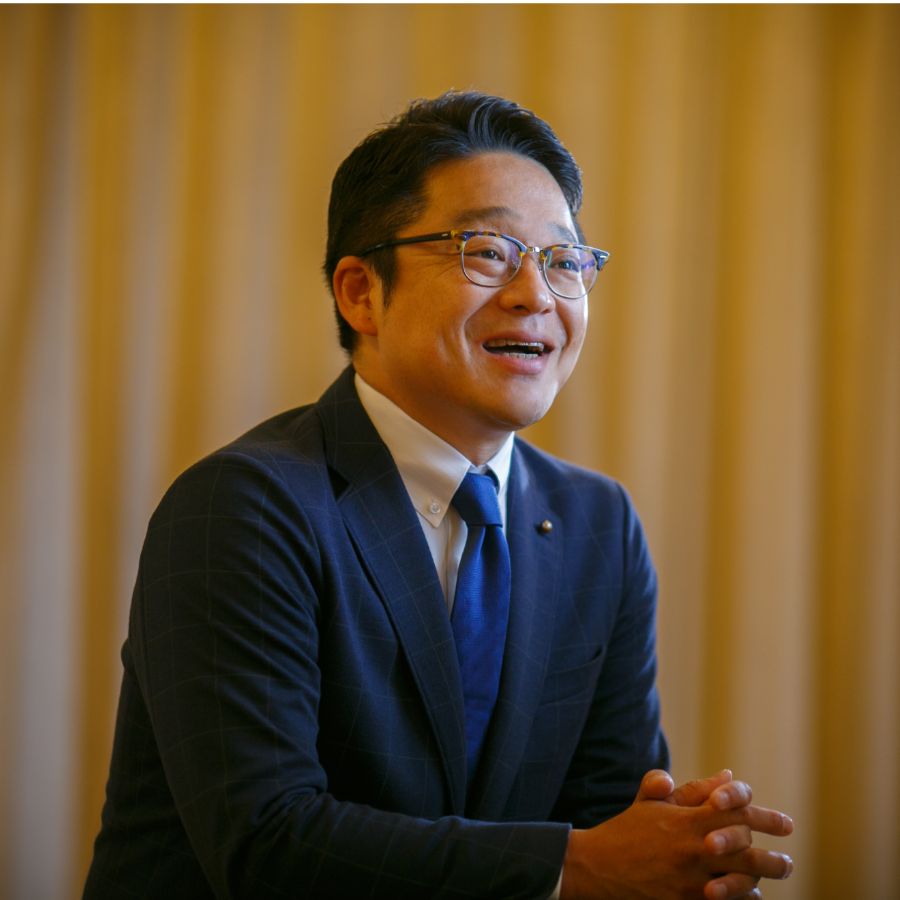 選挙用プロフィール写真 話を聞いている